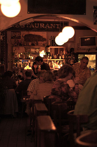 Le Bistro: www.flickr.com/photos/47061246@N00/31527922 Le Fooding - combines art, music, and gourmet food in a bistro chic setting.